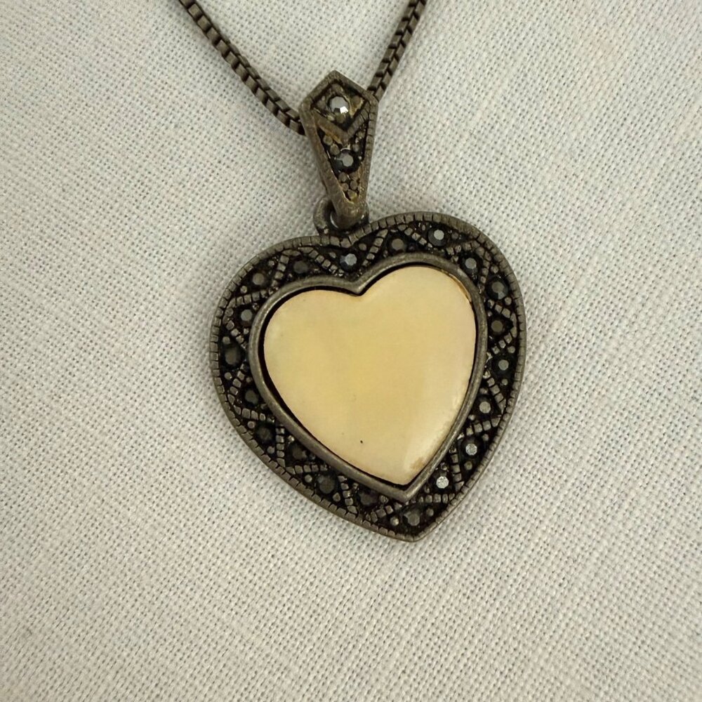 Vintage Heart Pendant Necklace Silver Tone Box Chain Late 20th Century - Picture 3 of 9